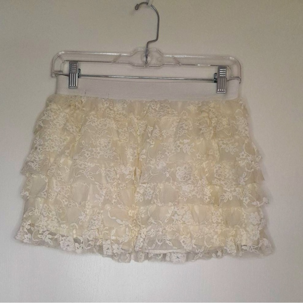 Women’s white lace tiered skirt